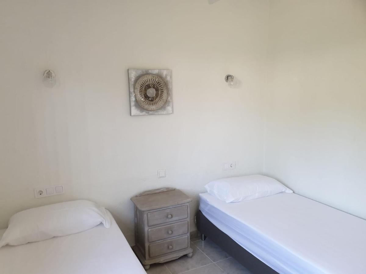 Cheerful 2-Bedroom Villa With Private Pool 칼페 외부 사진